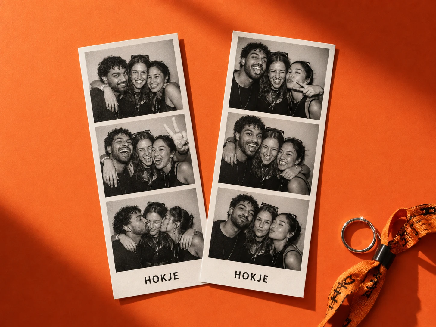 Sfeerbeeld van twee HOKJE-fotostrips met lachende festivalvrienden op een oranje ondergrond
